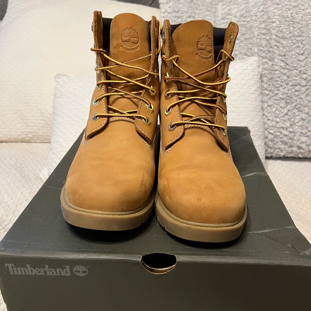 Timberland Women’s Linden Woods Boots. Size: Women’s US 9.5 Color: Wheat